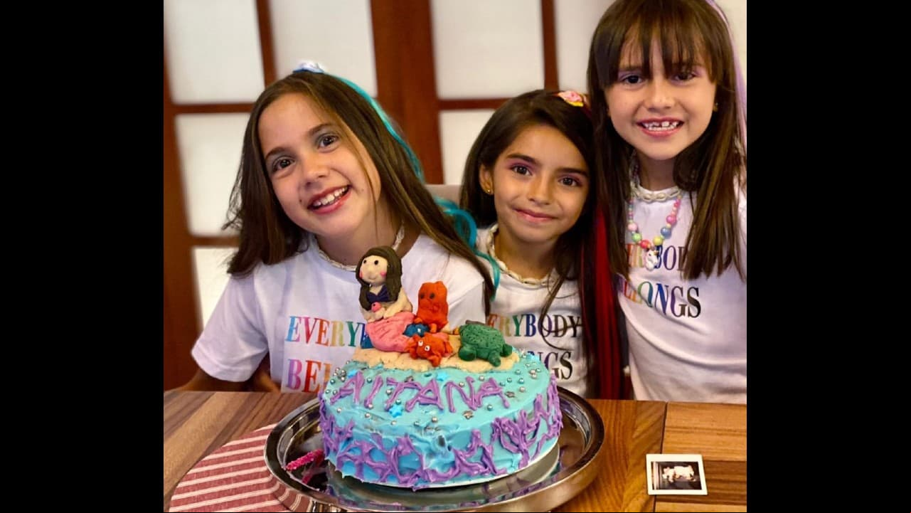 La pequeña también coordinó su atuendo con el de sus primas, quienes lucieron la misma playera que la cumpleañera.