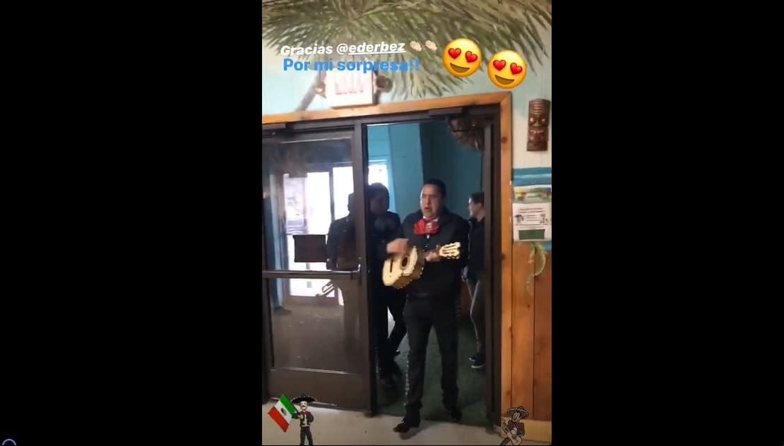 Esta situación no limitó a Eugenio Derbez, quien además de felicitar a su hijo con una cómica foto, también le mandó serenata, la cual el propio Vadhir mostró en su perfil personal. “Gracias Eugenio Derbez por mi sorpresa”, precisó junto a dos emojis con ojos de corazón.