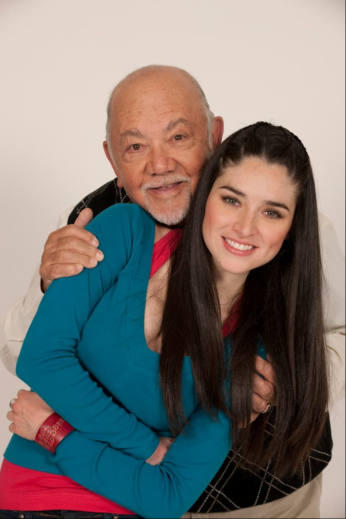'El Dicho' fue inaugurado por 'Don Tomás' (Sergio Corona) y su nieta 'Isabel' (Wendy González), quienes aparecieron desde el capítulo 1 del programa.