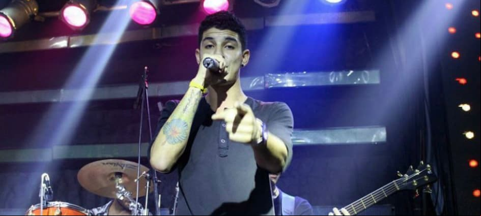 El primer participante en fallecer fue Gibrán David, quien formó parte de la tercera temporada de 'La Voz... México', en 2013. Lamentablemente en enero de 2014, el joven fue sustraído de su departamento en Xalapa, Veracruz, y unos días después fue encontrado sin vida al interior de un automóvil abandonado, en compañía de un menor, de acuerdo con información de BBC News.