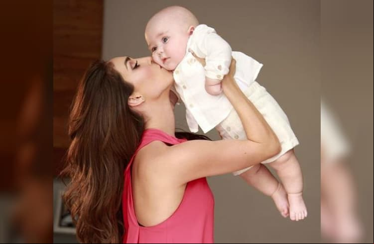Anahí y su hijo 'Manu' se alistan para su primera Navidad juntos