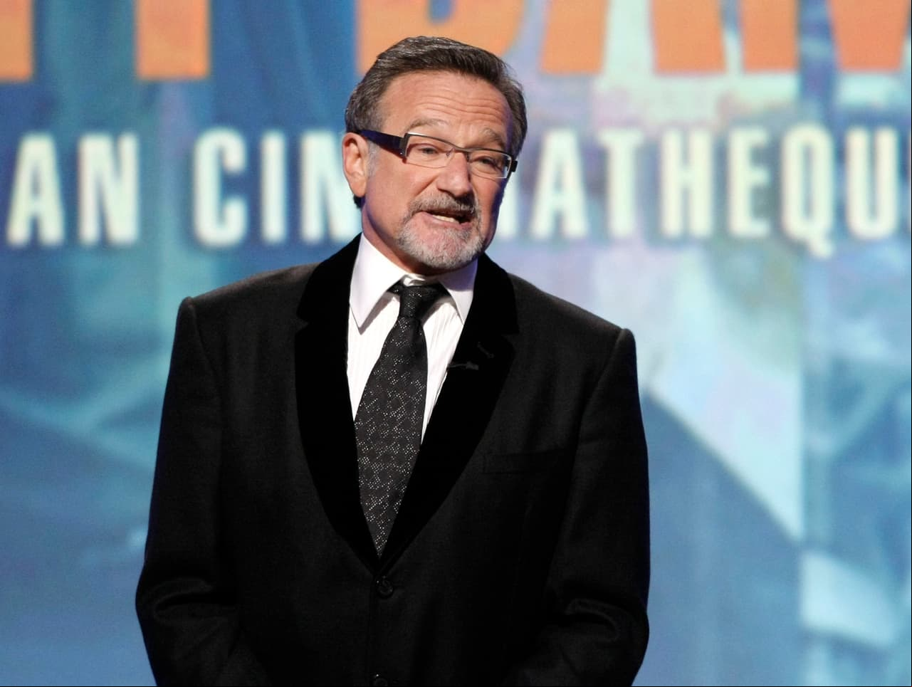 Robin Williams se quitó la vida el 11 de agosto de 2014 en su casa de Paradise Cay, California. El actor se colocó un cinturón en el cuello para asfixiarse y se colgó de la puerta de su clóset; además, se realizó varios cortes en la muñeca izquierda.