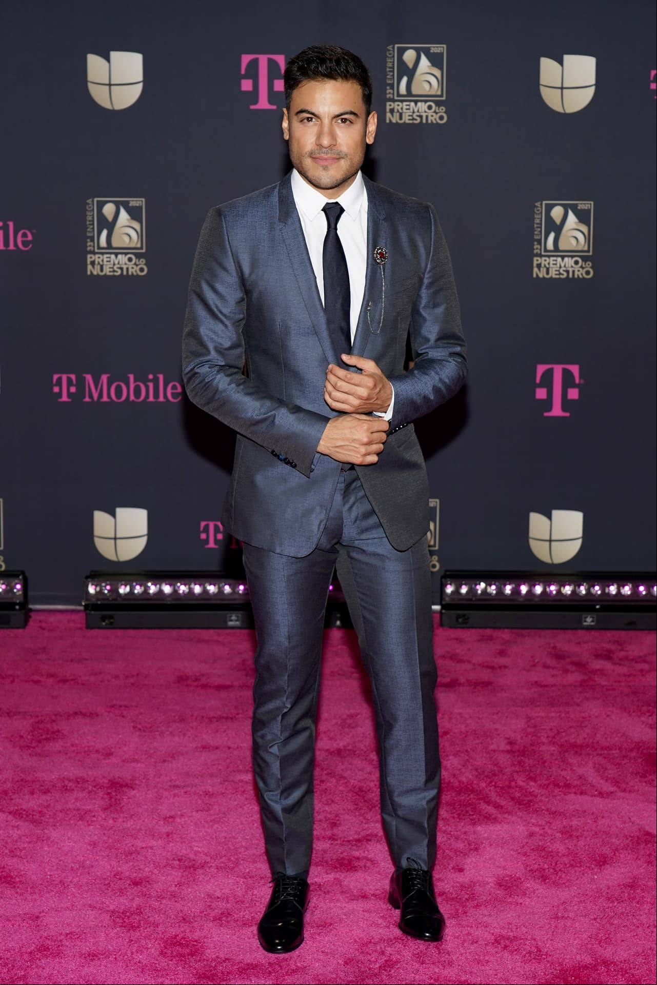 Con un traje azul eléctrico, que combinó perfecto con una camisa blanca, zapatos y corbata negra, Carlos Rivera desfiló por la alfombra magenta de Premio Lo Nuestro.
