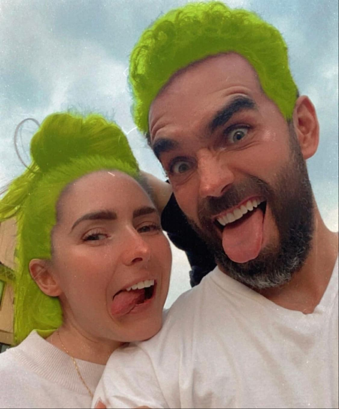 El pasado 30 de septiembre, Marcus Ornellas, estrella del melodrama 'Rubí', sorprendió a sus seguidores en Instagram al publicar una divertida imagen junto a Ariadne Díaz, su futura esposa. Y es que, ambos aparecen con el cabello pintado de verde limón. "Muchos dirán que es Photoshop, pero la verdad es que nos pintamos el pelo. Nuevos comienzos… Nos pintamos el cabello ¿Qué les parece?”, apuntó al pie de la imagen que en cuestión de horas se viralizó.
