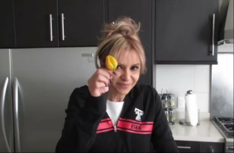 Daniela Castro se suma al reto del chile habanero