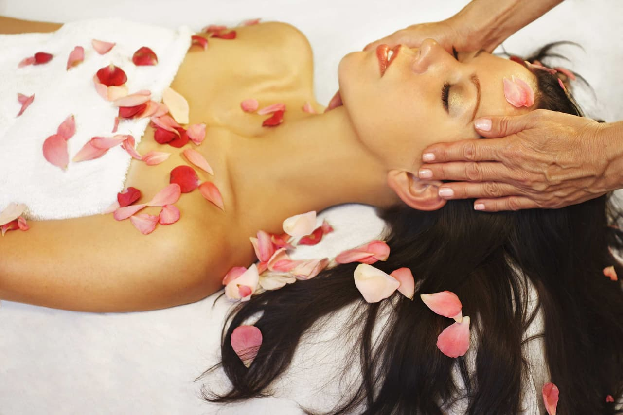 Conoce los increíbles beneficios de los masajes con pétalos de rosas