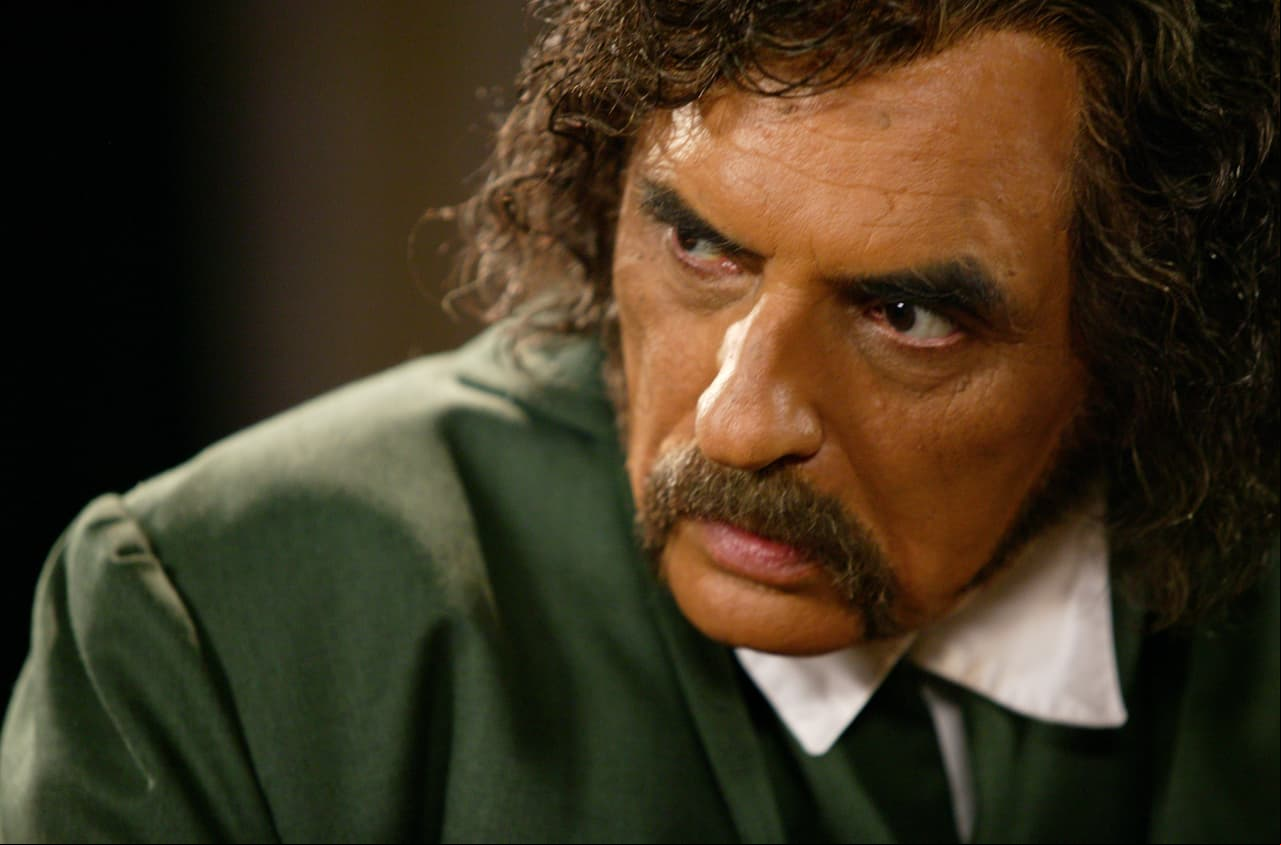 Manuel Ojeda, quien ganó un premio TVyNovelas por esta telenovela, es 'Francisco Escobar', padrastro de 'Hipólita' (Lucero) y un hombre muy avaricioso.