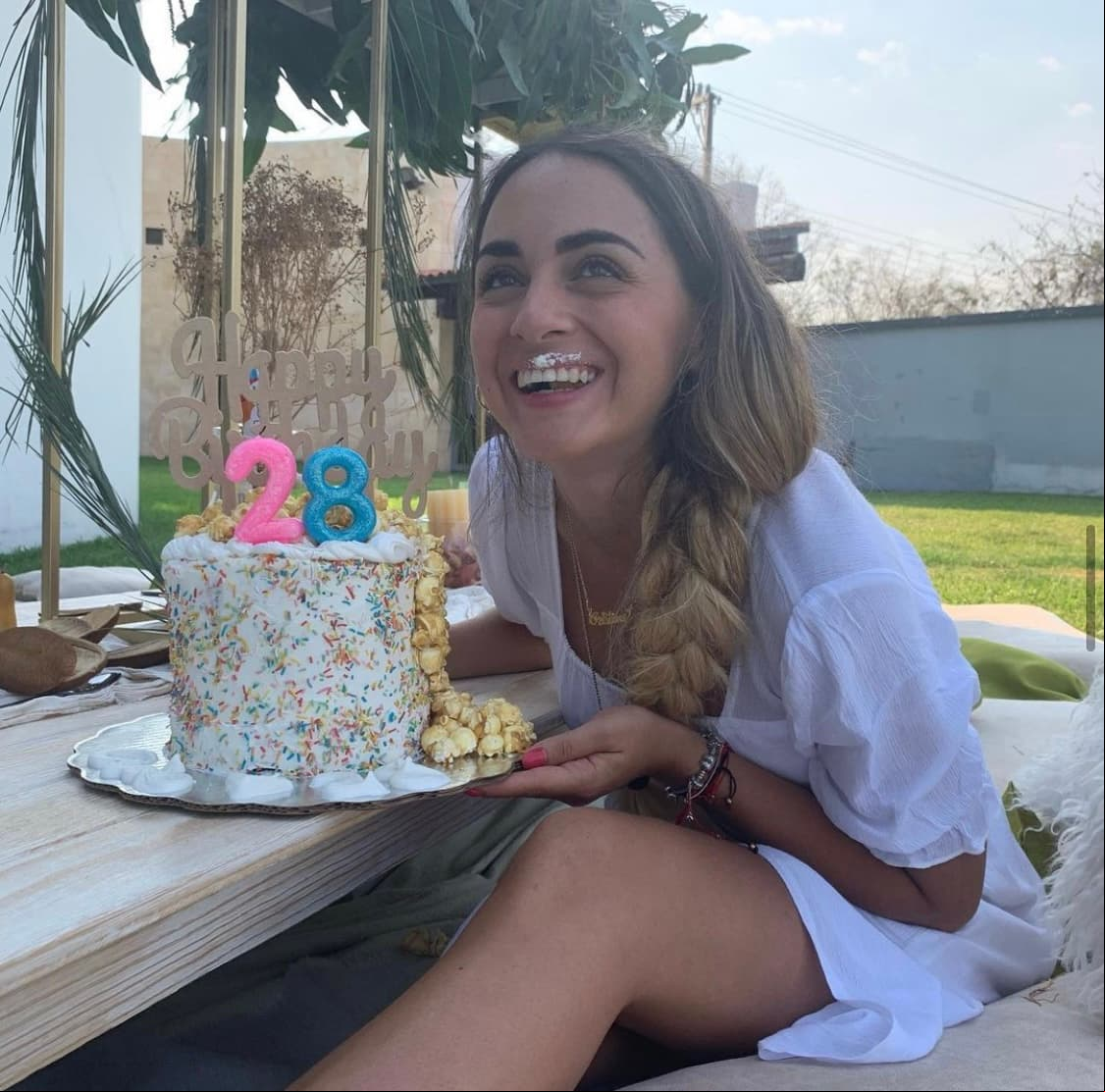 Asimismo, la joven de 28 años disfruta de realizar actividades al aire libre como viajar a la playa, hacer ejercicio y pasar tiempo con su novio, familia y amigos.