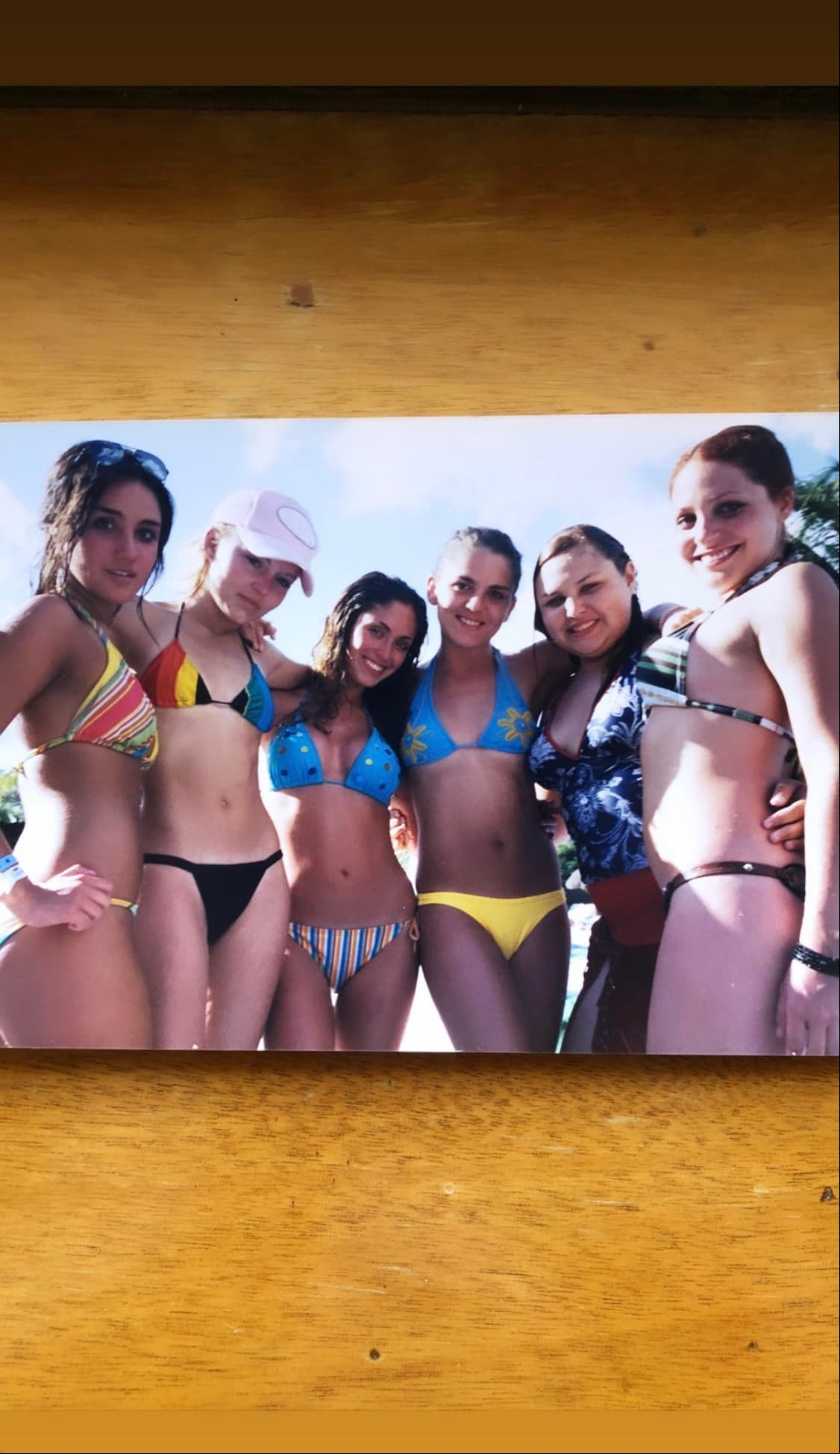 Asimismo, recordó uno de los viajes que hicieron a Puerto Vallarta y hasta robó miradas con la foto en bikini en la que se dejó ver con Angelique Boyer, Anahí y Dulce María.
