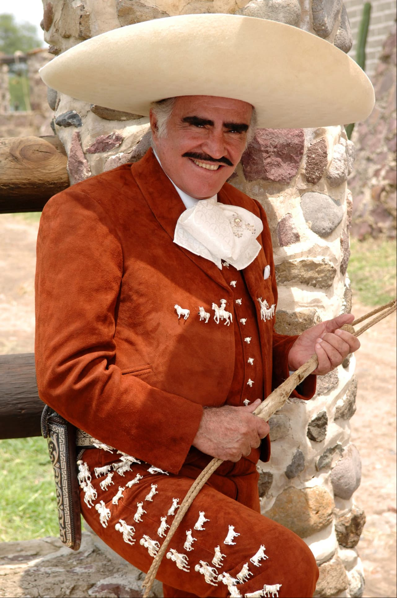 El 20 de mayo de 1998, Vicente Fernández recibió una llamada antes de comenzar un concierto de Morelia, Michoacán, en la que una voz escabrosa le informó que su hijo mayor, Vicente Fernández Jr., había sido secuestrado. El terrible suceso duró 121 días y le amputaron dos dedos: el anular y el meñique de su mano izquierda.