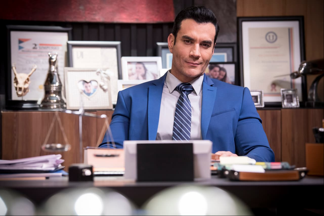 Es un hombre en sus cuarentas, guapo, amable, noble, sincero y trabajador.
