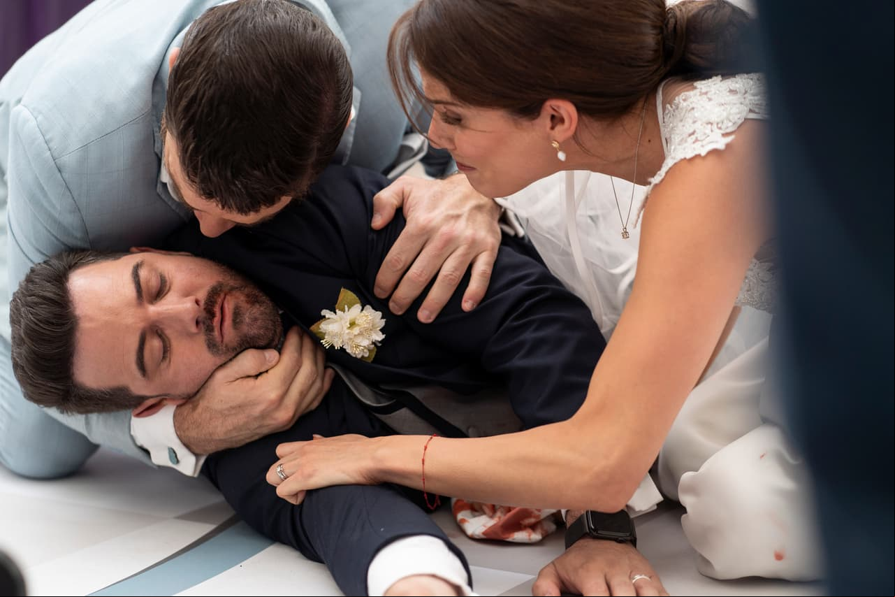 Patricio se desmaya a causa de un envenenamiento provocado por Ofelia; Regina está desesperada. ¿Qué pasará? Velo de lunes a viernes a las 8:30 pm. en 'Qué le pasa a mi familia?'.