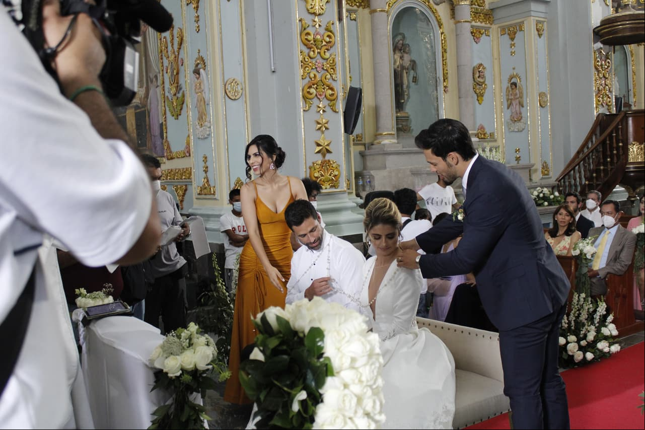 Aquí puedes ver cuando los actores ensayan el momento en el que 'Juan' y 'Sara' reciben el lazo en la boda.