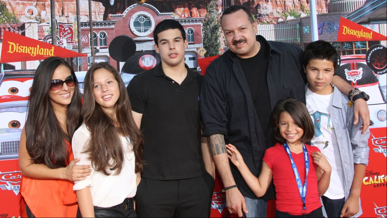 Pepe Aguilar junto a sus hijos en una alfombra roja en 2012