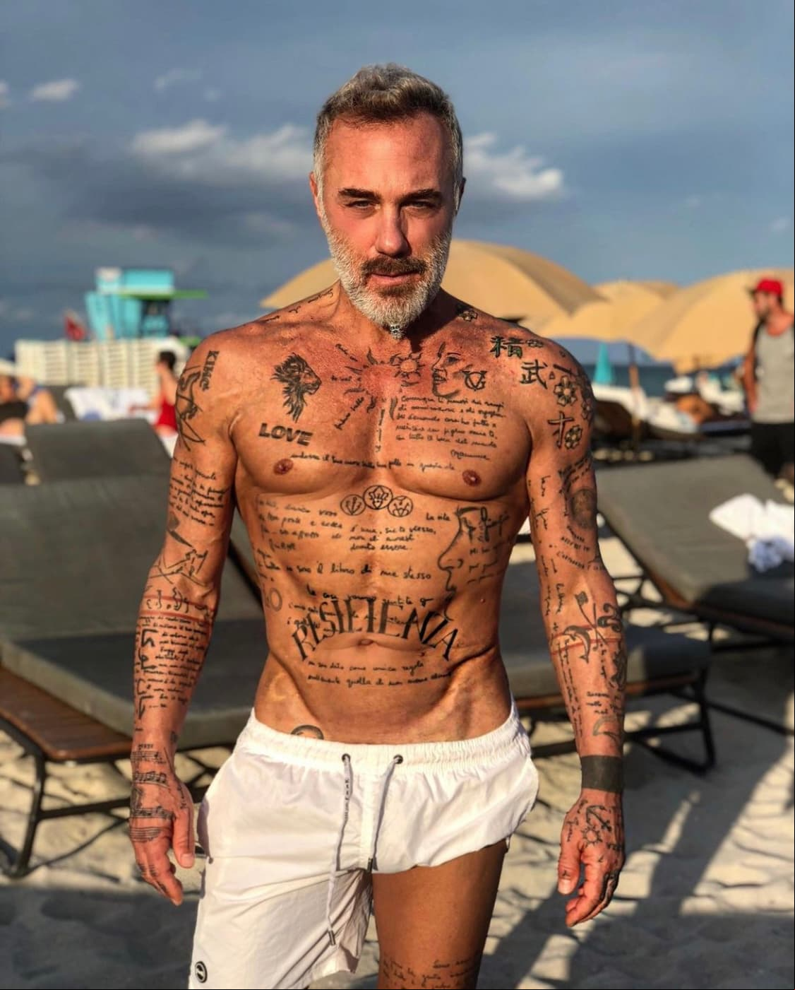 Asimismo, las redes han puesto especial atención a la trabajada figura que Vacchi posee a sus 53 años, misma que presume con frecuencia en su cuenta oficial de Instagram, donde tiene más de 19.4 millones de seguidores.