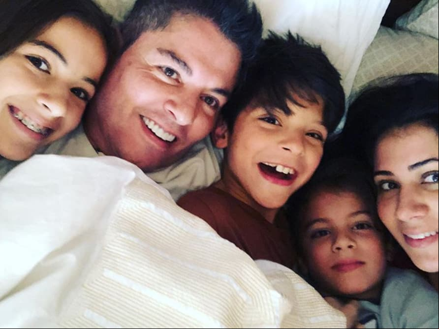 A pesar de que le gusta la idea de tener una familia grande, aclaró que no desea tener tantos hijos “como para mantener a un equipo de futbol”, el cual es integrado por 11 personas.