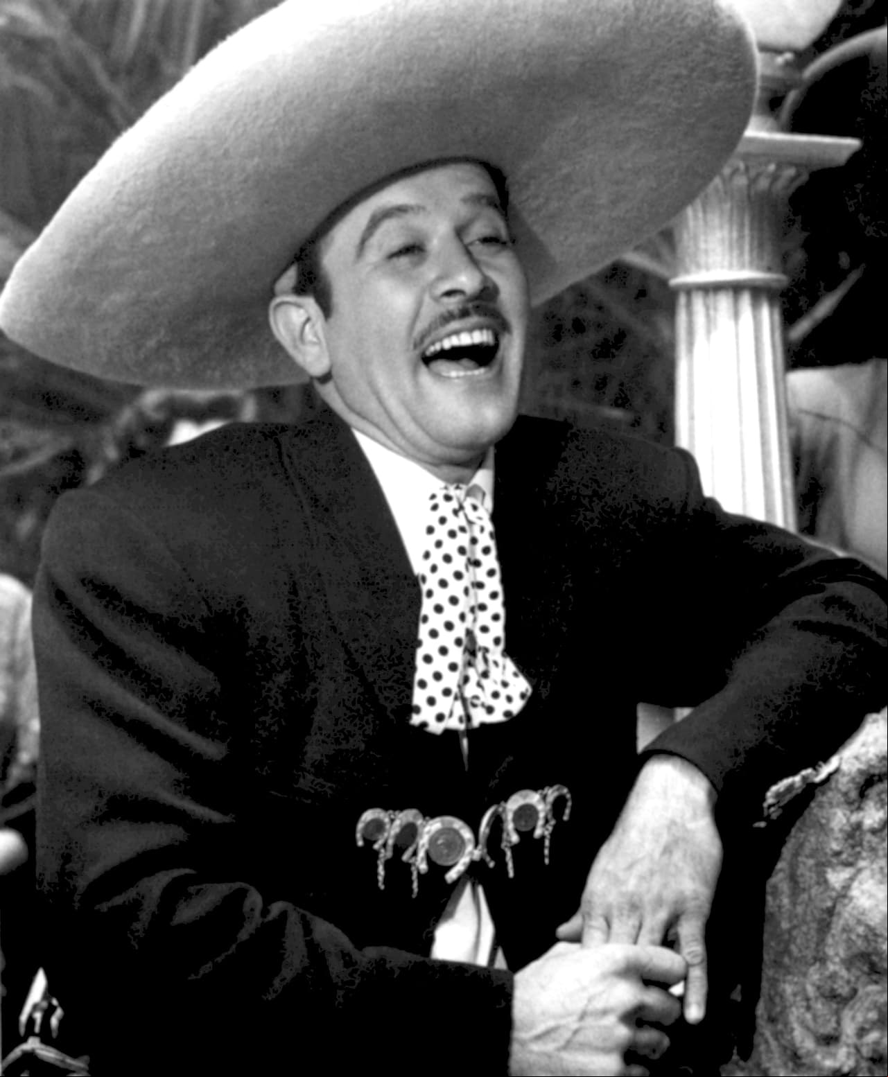 Además del talento para cantar y actuar, Pedro Infante era un amante de la aviación. Incluso, ya acumulaba dos mil 989 horas de vuelo; lo que pocos saben es que el artista ya había sobrevivido a dos accidentes aéreos; el primero en 1947 y el segundo en 1949, cuando sufrió una herida en la frente que requirió que se le colocara una placa de metal.