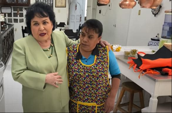 La cocina, contó la actriz, fue diseñada por ella en su mayoría en tonos blancos, de donde sobresalen algunos utensilios de cobre y una barra que divide la zona de la estufa del antecomendor.