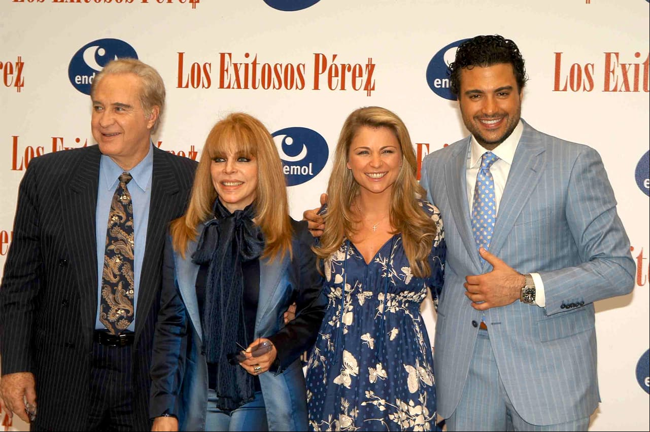 En 'Los exitosos Pérez' (2009), Camil dio vida a 'Martín Pérez', un famoso presentador de noticias que vive un matrimonio falso. Para este proyecto, Camil y el resto del elenco tuvieron que mudarse a Argentina.
