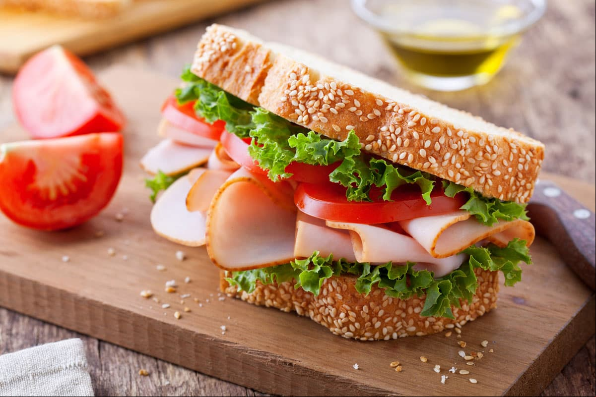 En caso de que tengas niños en casa, la nutrióloga recomienda preparar quesadillas con frijoles refritos y queso, un sándwich con jamón de pechuga de pavo con queso blanco o un atún con galletas integrales.