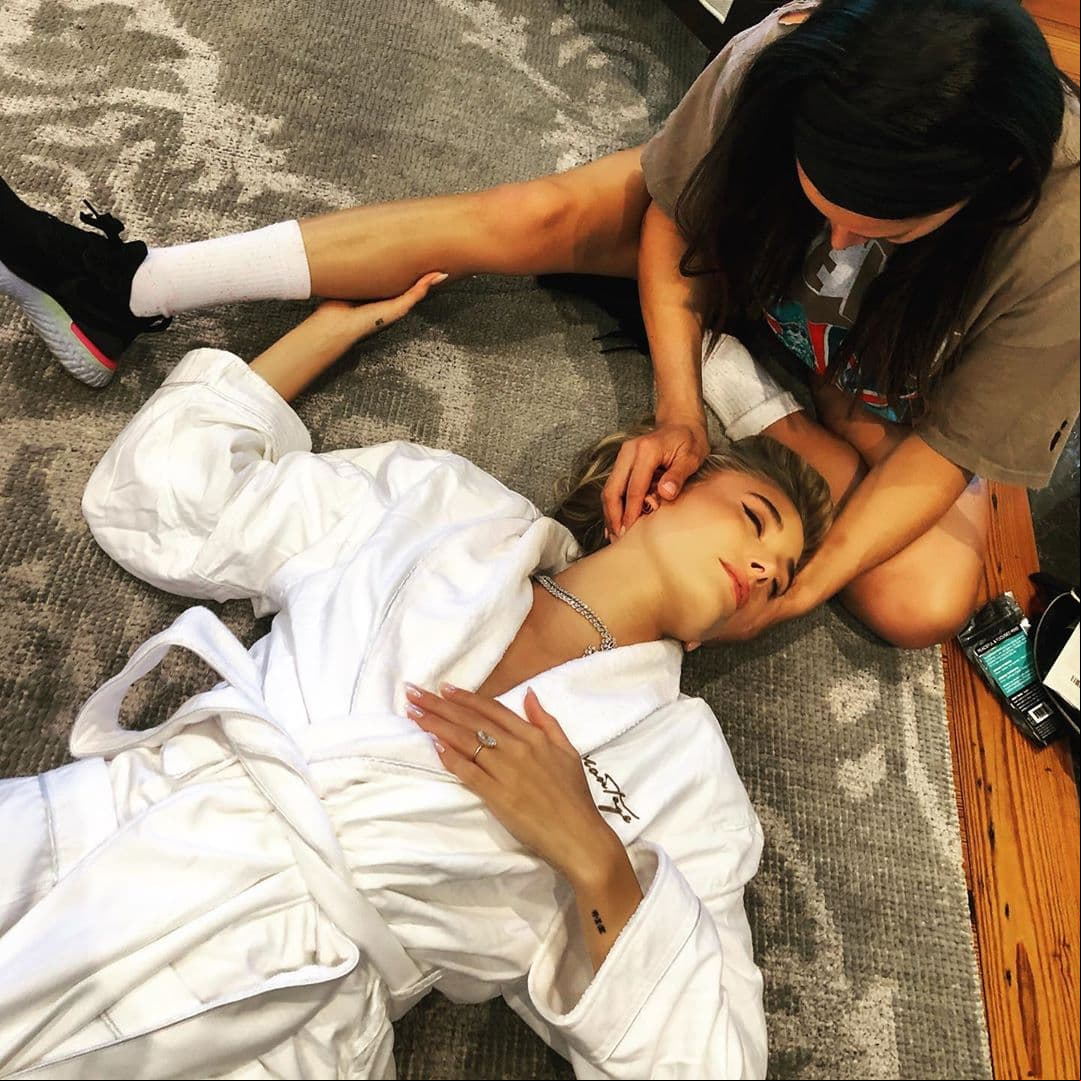 Gracias a la cuenta de Instagram de la doctora Jocelyne Miranda se sabe que Hailey recurrió a un tratamiento quiropráctico para aliviar el estrés y ayudarla con sus problemas en el cuello.