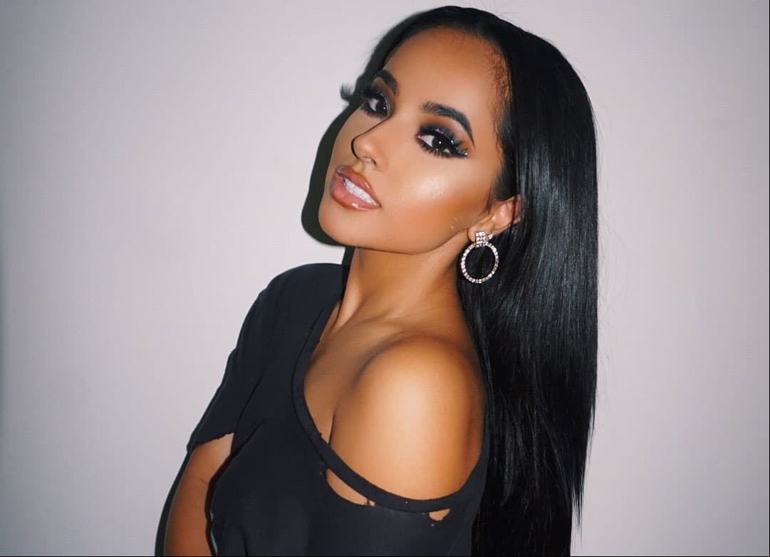 Becky G roba la atención al presumir retaguardia de envidia en evento de JLo