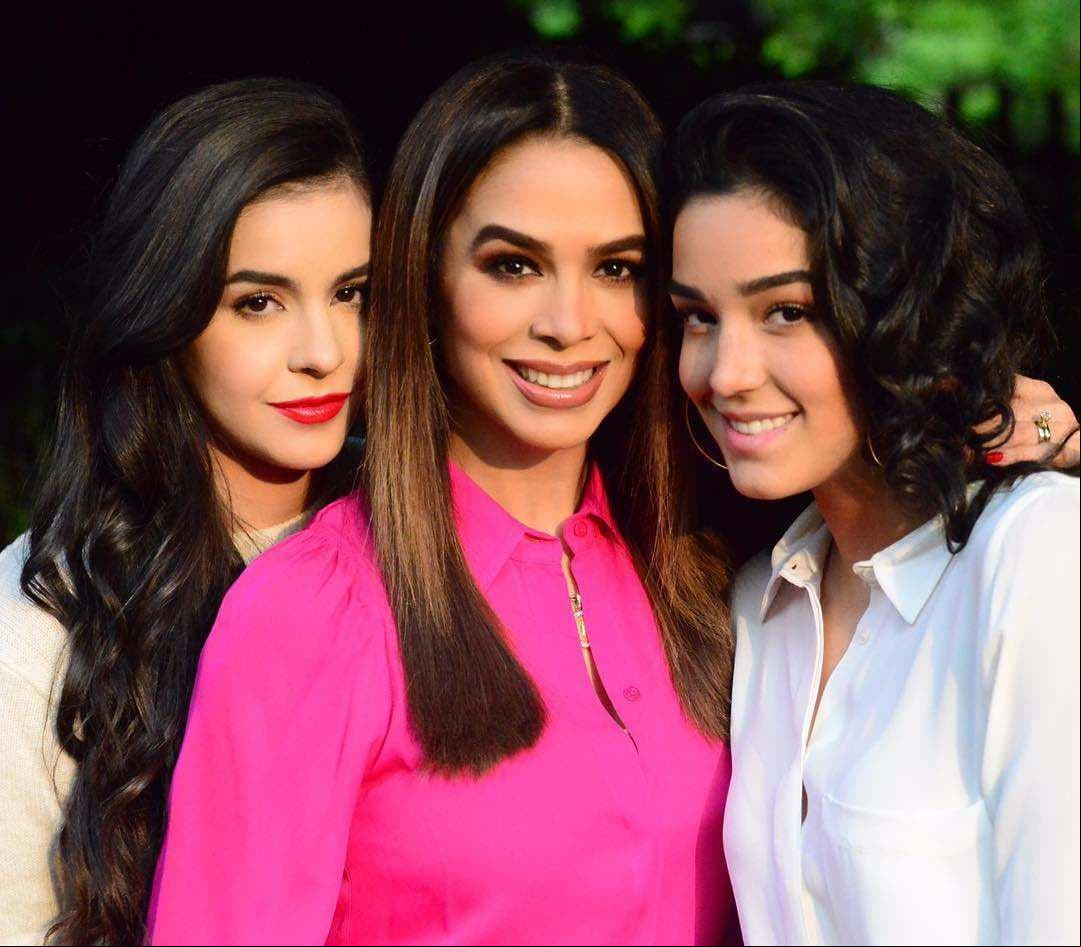 Eduardo y Lalo Capetillo no son los únicos de la familia, ya que Biby Gaytán también heredó su blleza a sus hijas Alejandra y Ana Paula.
