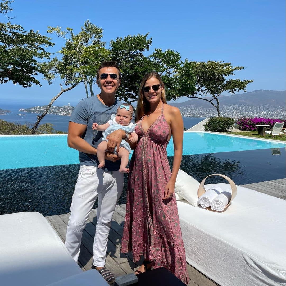Thuany Martins sorprendió a sus miles de seguidores al anunciar el nacimiento de su primera hija el 24 de octubre de 2020. Emily es fruto de la relación que mantiene desde 2019 con el actor, Adrián Uribe.