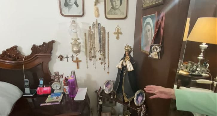 En su habitación también destinó un lugar para sus rezos en el que resaltó la colección de rosarios con los que dedica oraciones a sus seres queridos.