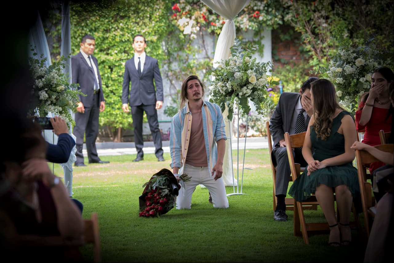 En "Te Acuerdas de Mí", 'Gastón' (Federico Ayos) llega a la boda de 'Laiza' (Tamara Vallarta) para pedirle que no se case con 'Gabriel' (Mauricio Abularach).