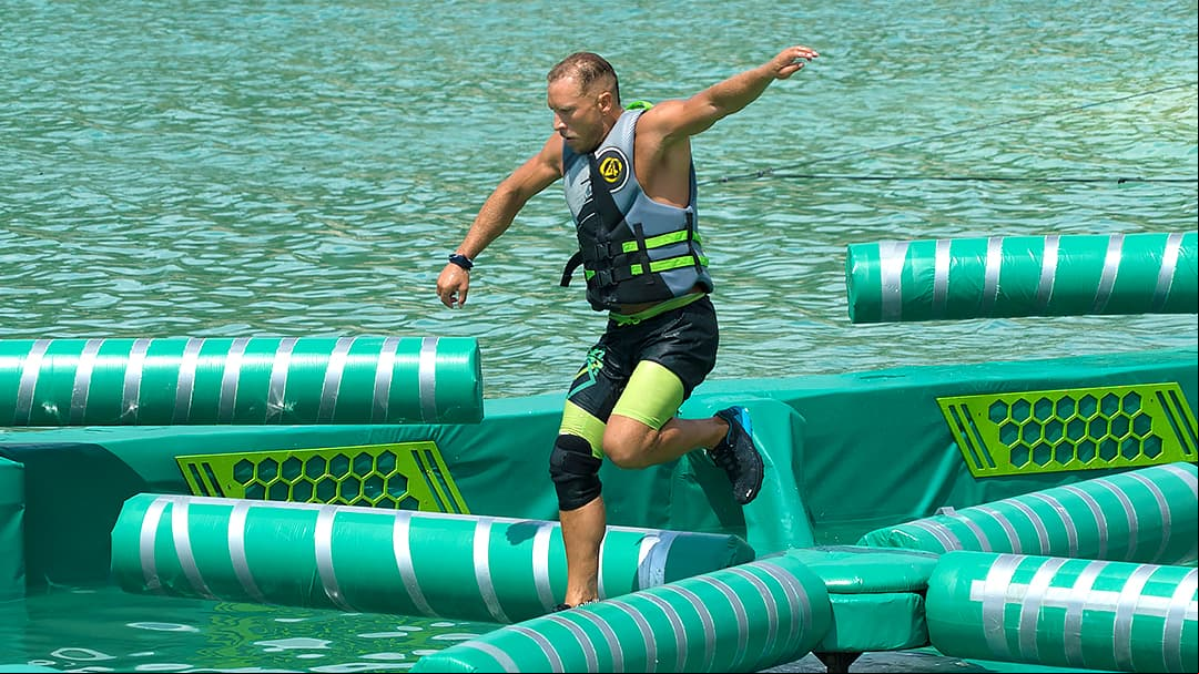 Fluye en el agua como si fuera Aquaman.
