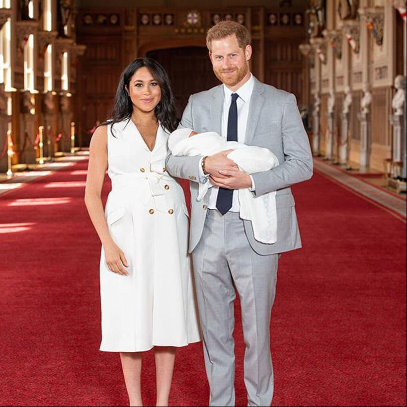 Dos días después, el príncipe Harry y Meghan Markle presentaron por primera vez a su bebé, Archie Harrison Mountbatten-Windsor, en uno de los salones del Castillo de Windsor. “Tiene el temperamento más dulce, es muy tranquilo (...) ha sido un sueño, han sido un par de días especiales. Es mágico, es increíble, Tengo a los dos mejores chicos en el mundo, así que estoy muy feliz”, dijo Markle en su encuentro con la prensa.