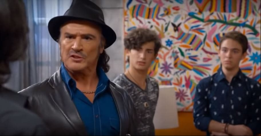 En su afán de defender a 'Temo', 'Aris' se enfrenta a su papá, 'Audifaz', le dice que también es gay.