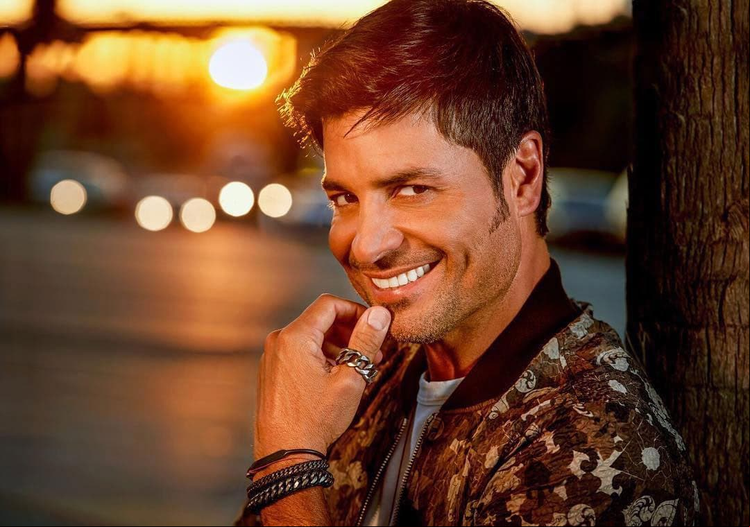 Chayanne 'provoca' a sus fans con sus pasos de baile en concierto