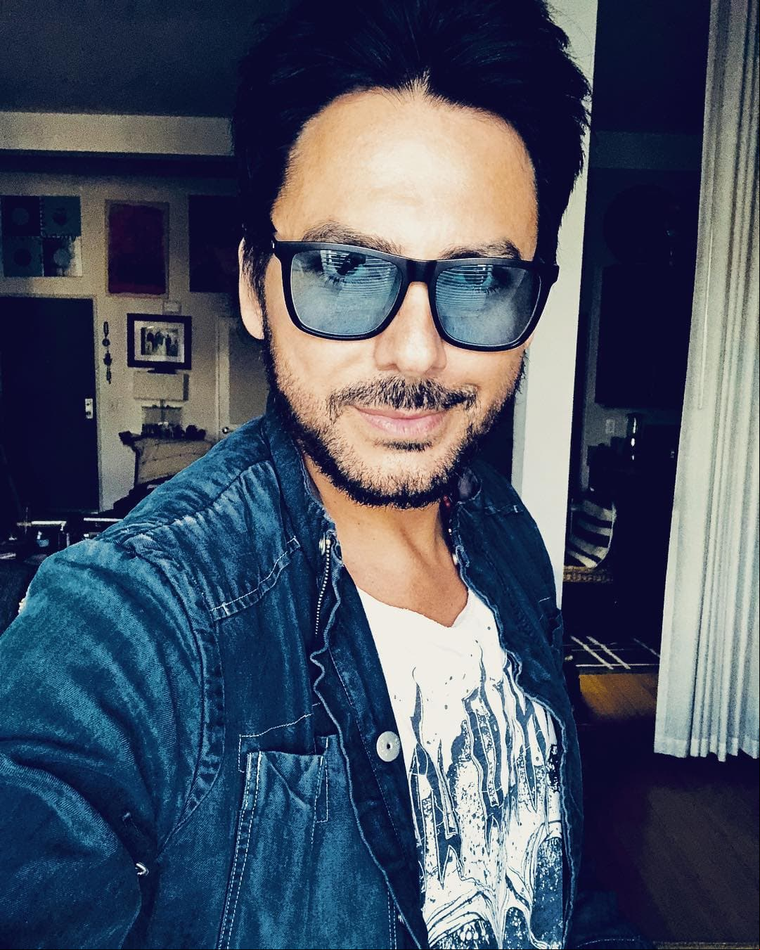 Fue vocalista de la banda chilena La Ley.