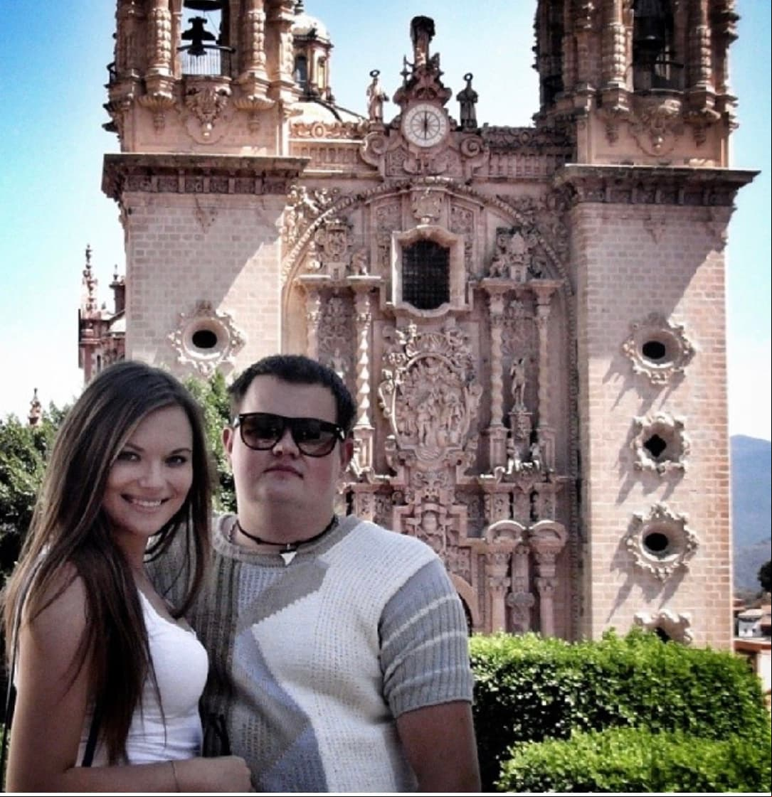 No obstante, se sabe que su nombre es Vladimir Kabochkin y su amada ha compartido algunas fotografías junto a él en México, donde han visitado lugares como Taxco y las pirámides de Teotihuacán.