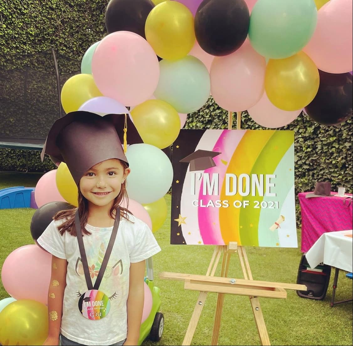 Es así como la pequeña festejó el término de este año escolar, rodeada de amor por parte de su familia y amigos más cercanos.