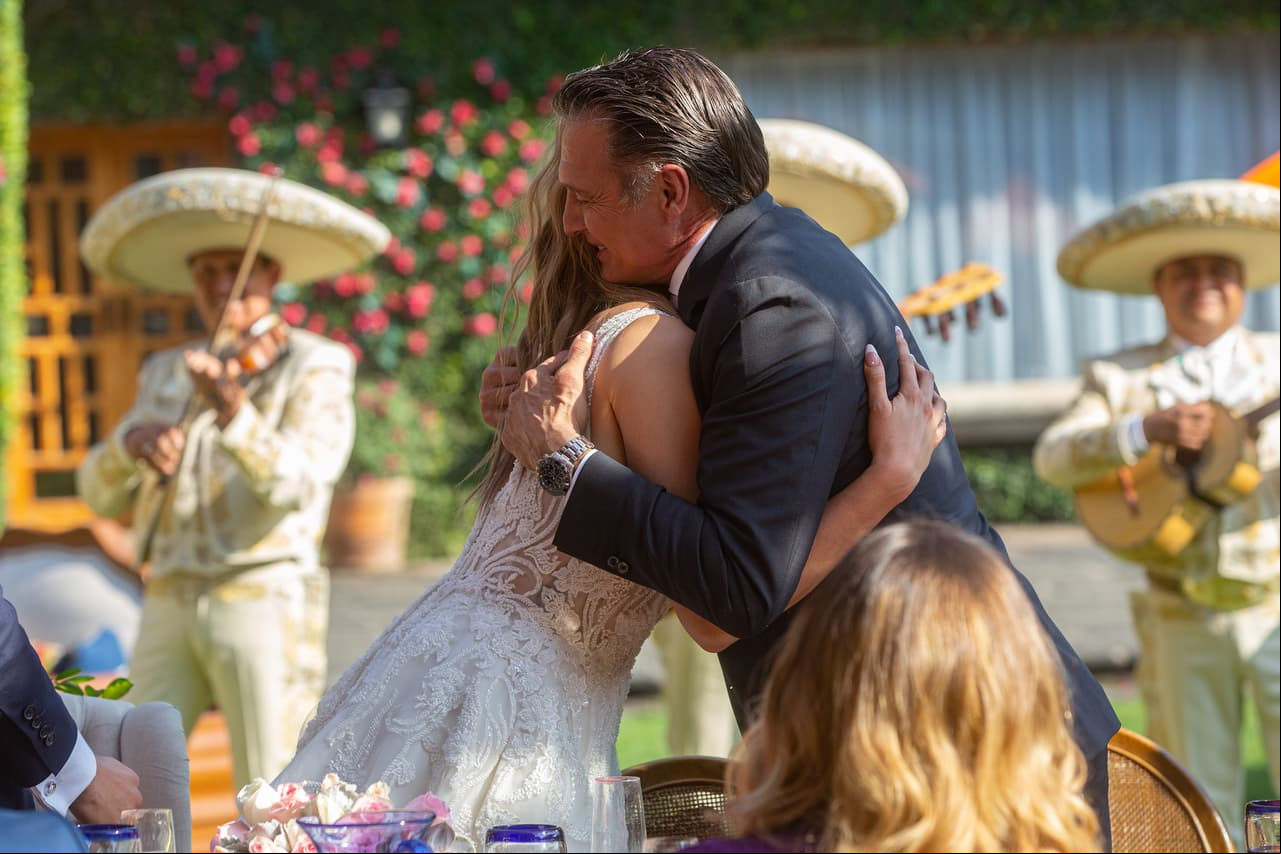 'Tyler' (Juan Soler) felicitó a la novia por este emotivo momento.
