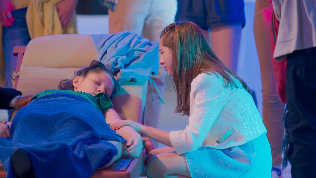 Pero después 'Danna' se asusta al ver que su querida amiga se convulsiona.