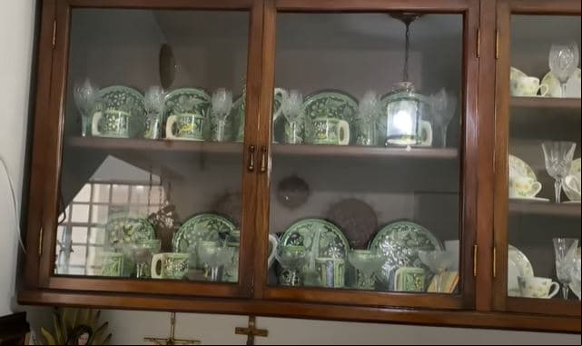 Sin embargo, uno de los detalles que más llamó la atención fue la colección de vajillas, provenientes de diferentes estados de la República Mexicana, que resguarda en grandes vitrinas.