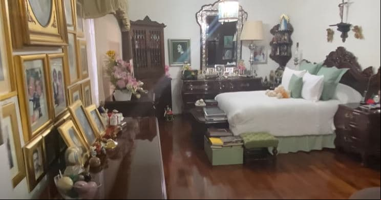 Su recámara está decorada, como gran parte de su casa, con retratos de la actriz y entrañables  de su familia.