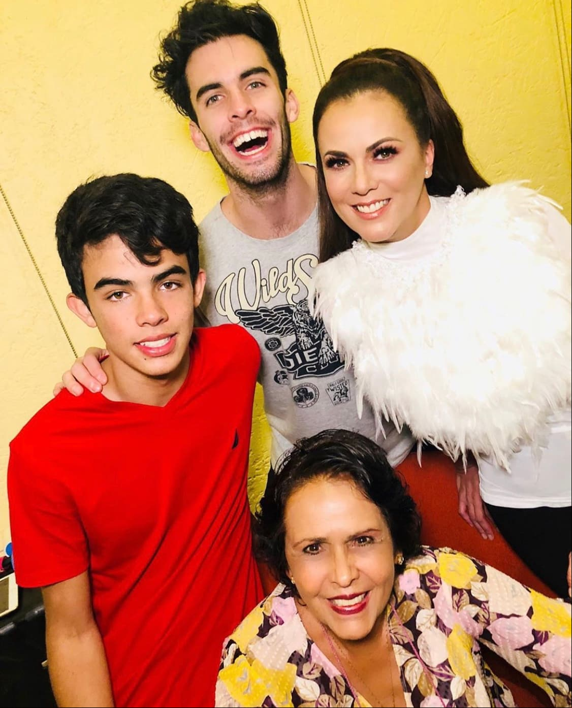 Sebastián, el mayor, tiene 26 años y al igual que su famosa madre ha decidido dedicarse al mundo del espectáculo como actor y cantante.