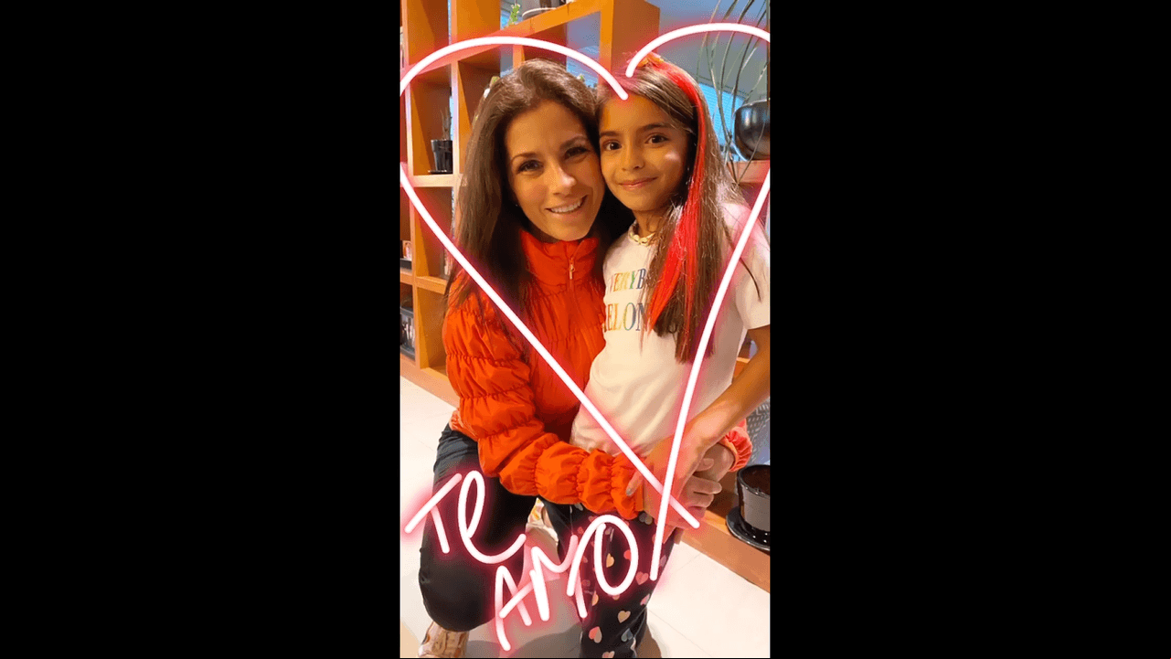 La cumpleañera también posó junto a su famosa mamá, quien a pesar de que horas antes le dedicó un emotivo mensaje, aprovechó las publicaciones para postear la frase: ‘Te amo’, junto a un corazón.