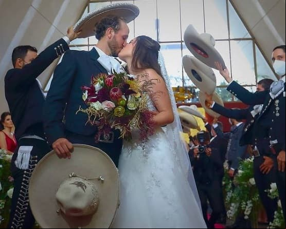 Gran revuelo el que causó la majestuosa boda de Camila Fernández, hija de Alejandro Fernández, en agosto pasado, pues además de lo sorpresivo y los rumores de supuesto embarazo, la ceremonia contó con una amplia lista de invitados en medio de la pandemia de coronavirus. Sin embargo, no impidió que la novia arrebatara suspiros con el espectacular vestido de novia que portó.