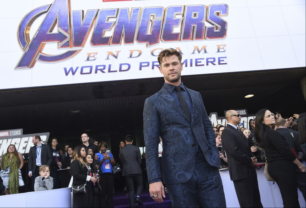 Chris Hemsworth optó por un traje azul con diseño Paisley.