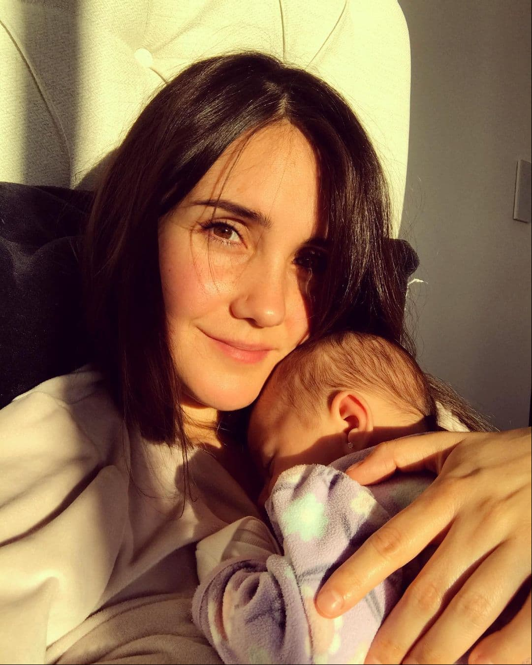 Dulce María, quien anunció el nacimiento de su primogénita el 3 de diciembre de 2020, pasará su primer Día de las Madres con María Paula en su regazo. La bebé es fruto de su matrimonio con el productor Francisco Álvarez.