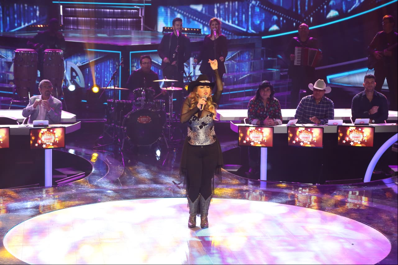 Alicia Villarreal fue otra de las estrellas que nos acompañó esta noche en el programa y nos cautivó con su voz.