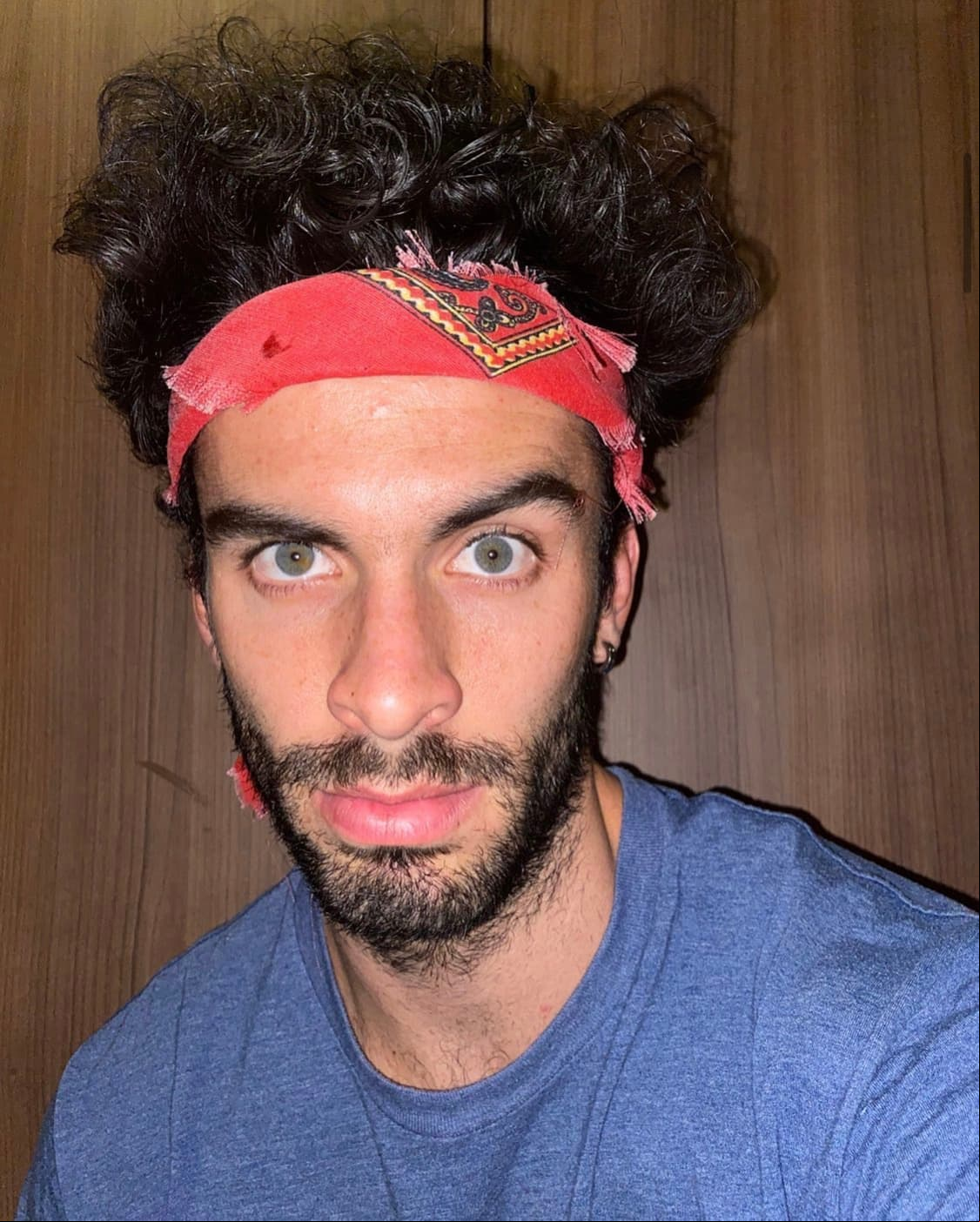 Actualmente, además de seguir preparándose en su carrera como actor y cantante, Bastian ha incursionado en TikTok, donde cuenta con más de 59 mil seguidores.