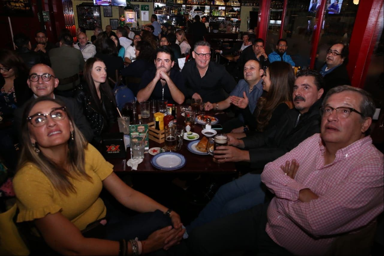 Todos viendo felices y expectantes su último episodio al aire de esta segunda temporada.