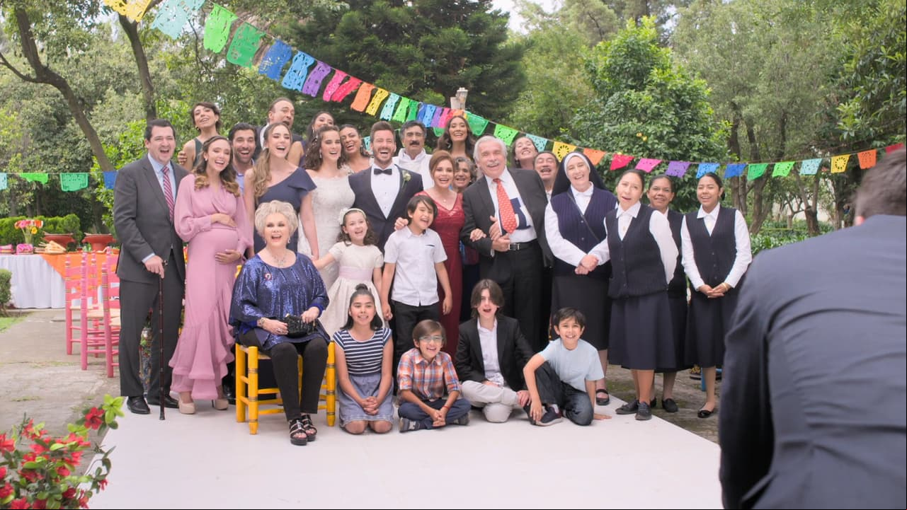 Toda la familia se toma la foto del recuerdo en la boda y fueron felices para siempre.